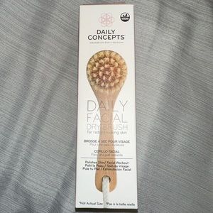 Daily concepts facial dry brush 👩‍🦳